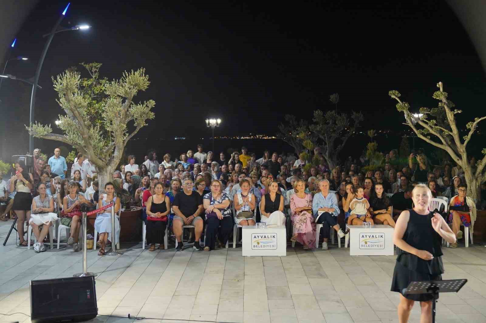 ayvalik-ta-tarihi-gumruk-meydani-sanatseverlerin-bulusma-noktasi-oldu