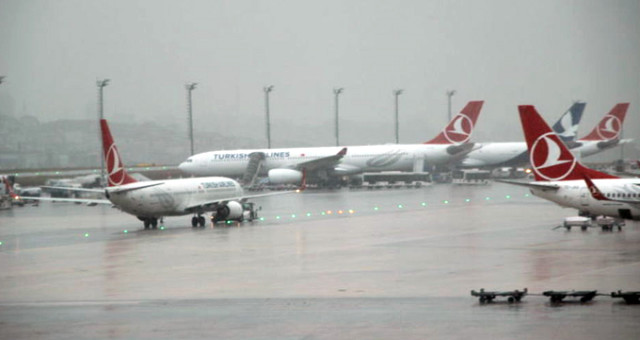 İstanbul'da Havalimanına İnemeyen Uçaklar, Havada Tur Atıyor!