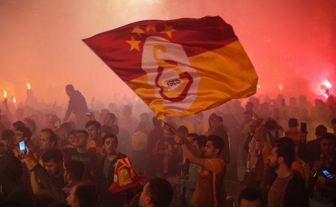 Galatasaraylı Taraftarlardan Şampiyonluk Kutlaması