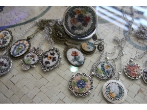 Mozaik Eserler Mikro İşlemiyle Aksesuara Dönüşüyor