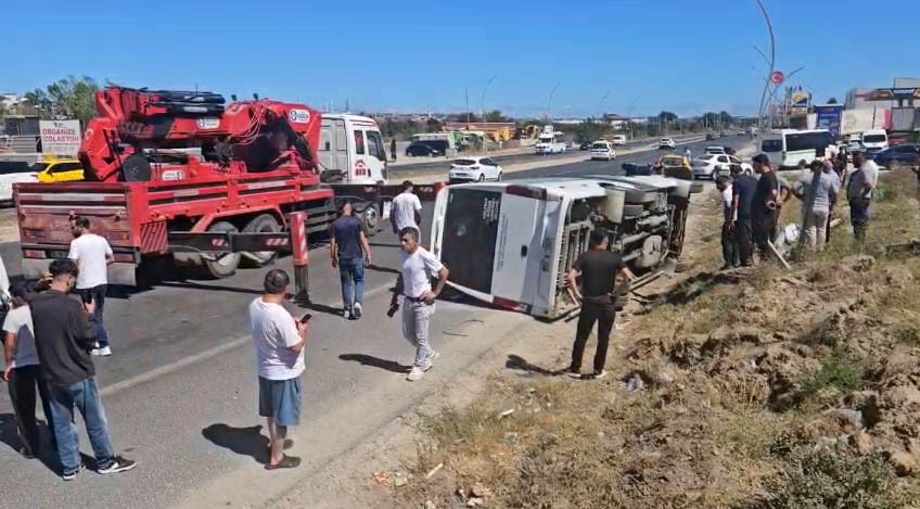 cerkezkoy-de-yolcu-minibusu-diregi-devirdi-yan-yatti-1-bebek-2-cocuk-yaralandi