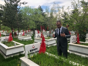 Kravatını Çıkardı, At Bindi, Vatandaşlardan Yakın İlgi Gördü