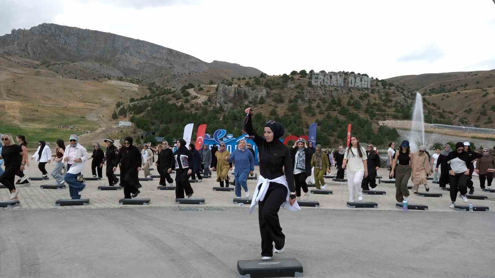 erzincanli-kadinlar-ergan-dagi-nda-step-aerobikle-bulustu
