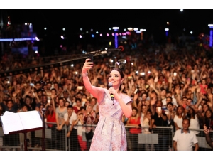 Sevcan Orhan, Türkülerini Mersinliler İçin Söyledi