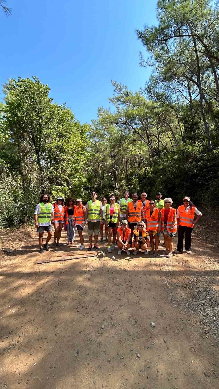 orman-yanginlarina-karsi-gonullu-seferberligi-ormanlik-alanda-temizlik-yaptilar