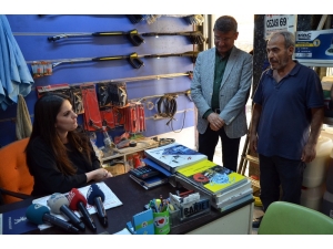 Bakan Sarıeroğlu, Adana’da Spor Ayakkabılarıyla Esnafı Ziyaret Etti