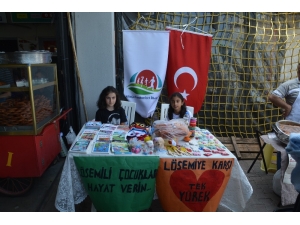 Öğrenciler Lösemi Çocuklar İçin Pazarda