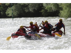 Günün Rafting Yarışını Vali Sonel Tamamladı