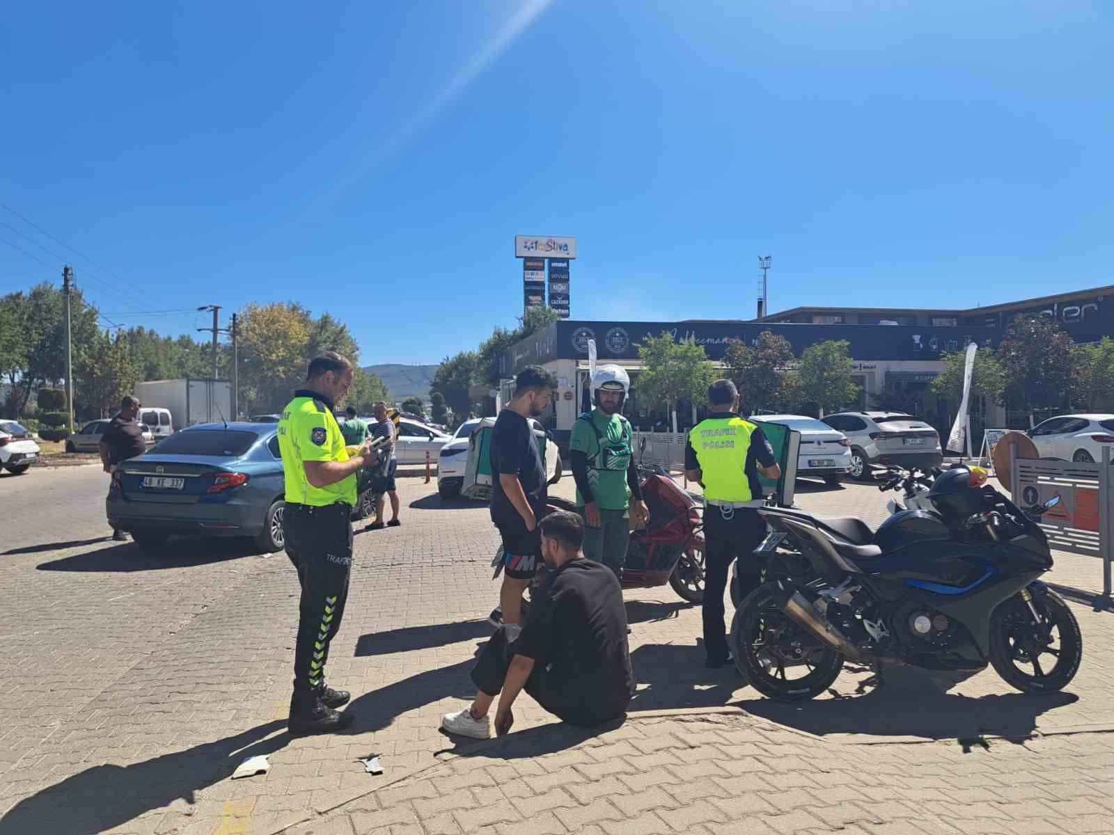 mentese-de-motosiklet-ve-otomobil-carpisti-1-yarali