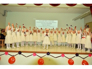 Tosya’da 4-6 Yaş Kur’an Kursu Öğrencileri, Mezuniyet Coşkusu Yaşadı