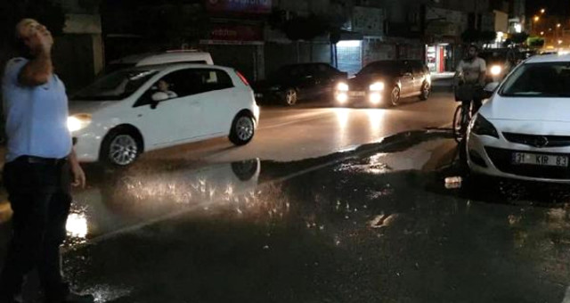 İskenderun'da Sadece 2 Metre Eninde 5 Metre Uzunluğundaki Alana Yağmur Yağdı