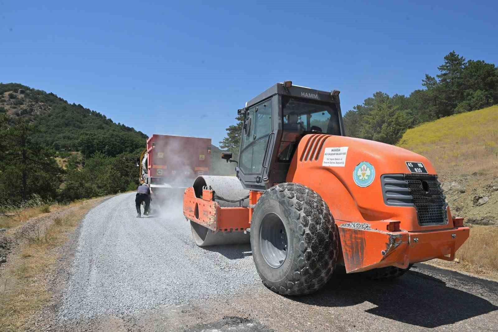 gordes-in-kritik-yolunda-asfalt-mesaisi-basladi