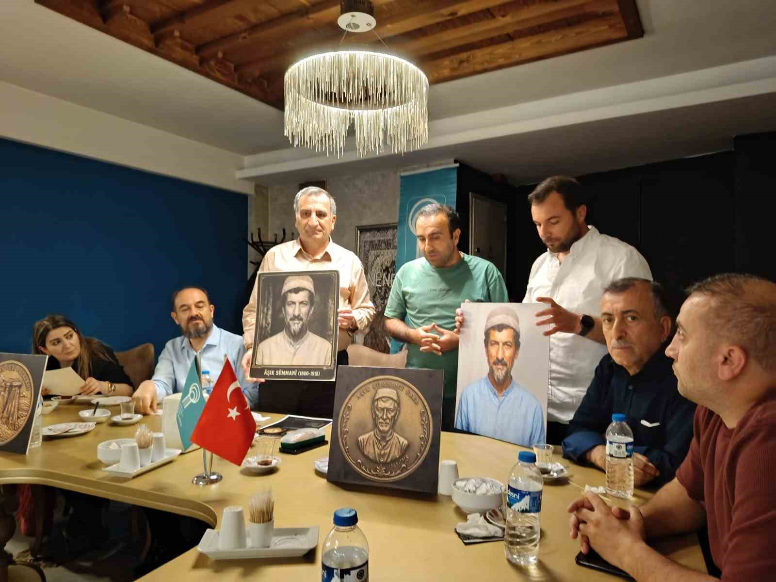 asik-summani-baba-nin-gercege-en-yakin-rolyefi-ve-hatira-madalyonu-tanitildi