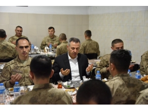 Vali Elban Jöh İle Sahur Yaptı