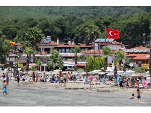 Akyaka Günübirlik Tatilci Akınına Uğradı