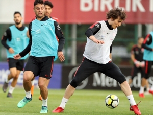 A Milli Takım’da Sinan Bolat İlk Antrenmanına Çıktı