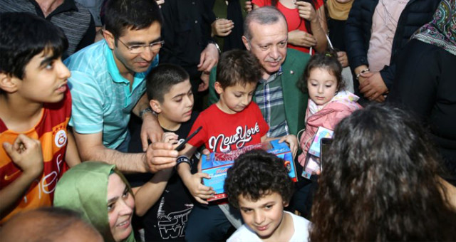 Erdoğan'dan Sahilde İftarı Bekleyen Vatandaşlara Sürpriz Ziyaret