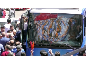 Ardahan’da Ak Parti Adaylarının Karşılanmasında İzdiham