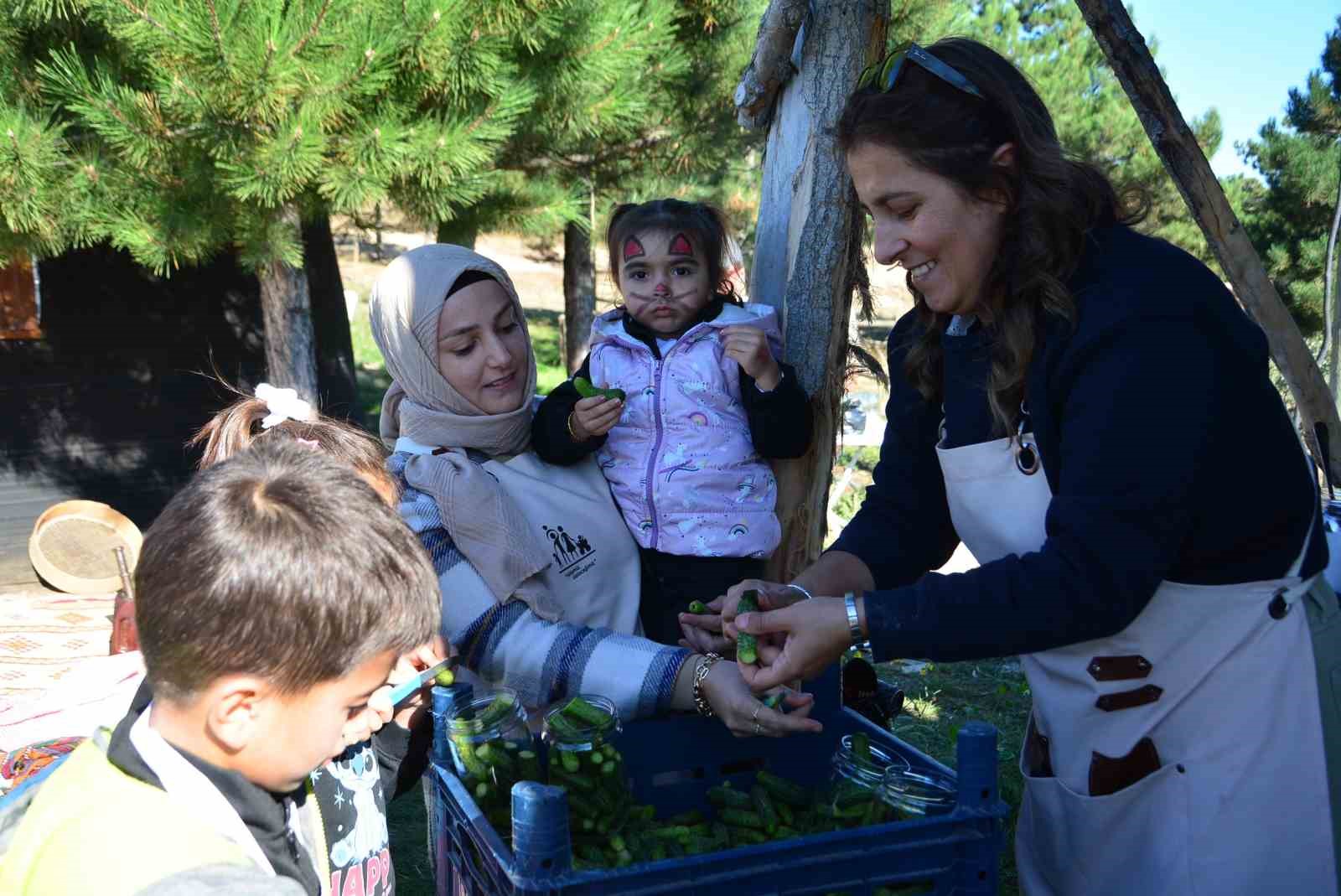 aileler-ve-cocuklar-kislik-yiyeceklerini-birlikte-hazirladi