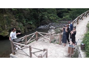 Hakan Çalhanoğlu Poz Verdi Eşi Fotoğrafını Çekti