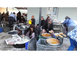 Burhaniye’de Yüzyıllık Toplu İftar Geleneği Devam Ediyor