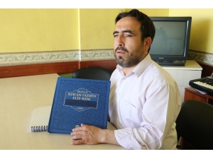 Mersin’de 2 Günde Kur’an Öğrenen Görme Engelli, İsteyenlere Kur’an Öğretiyor