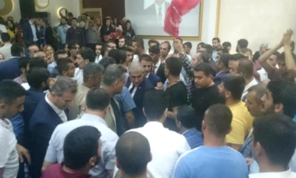 Ak Parti'nin Diyarbakır Aday Tanıtım Toplantısında Kavga Çıktı