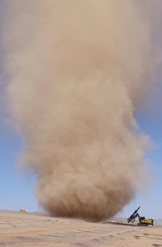 insaat-santiyesindeki-dev-hortum-goruntulendi