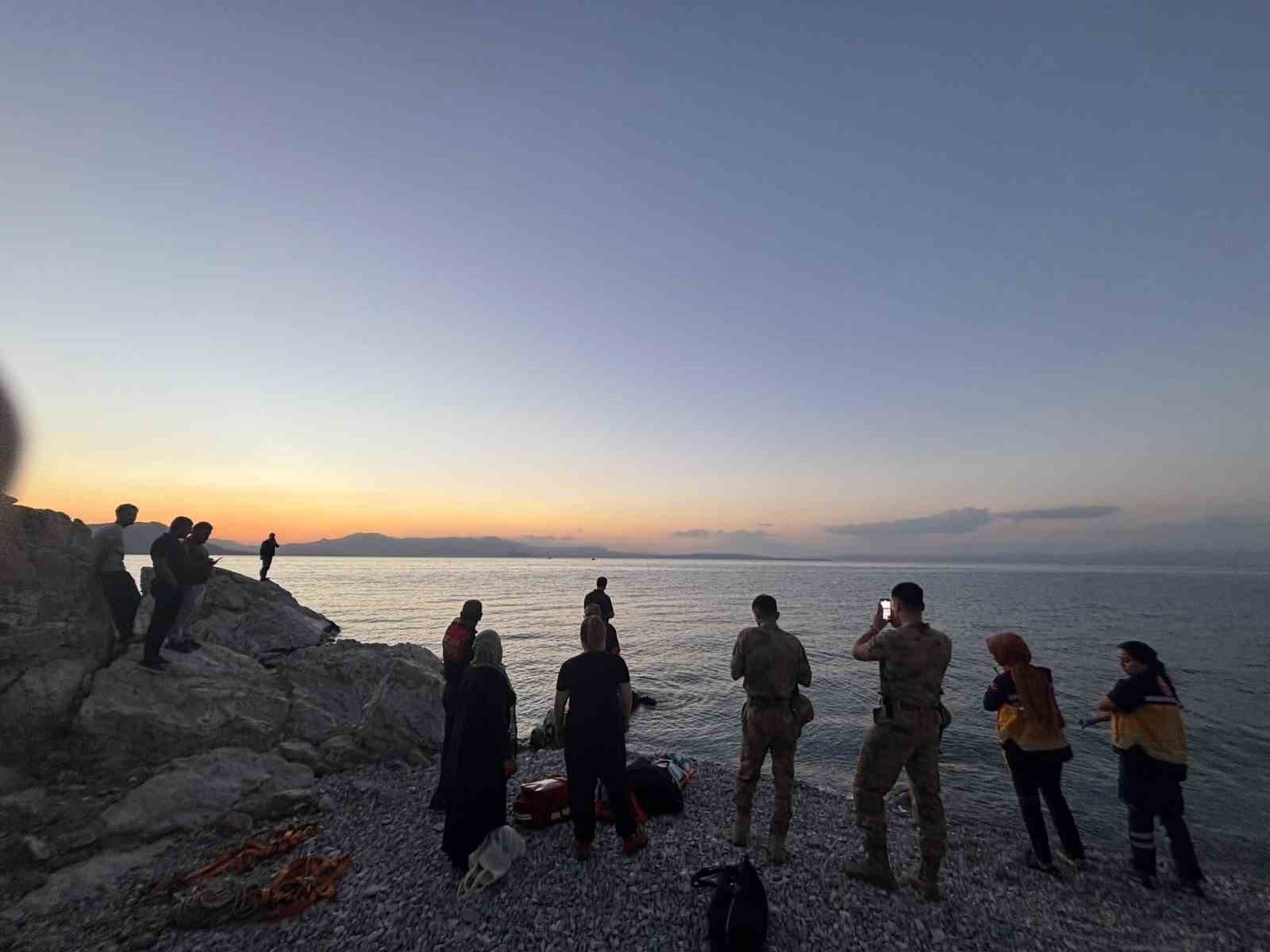 kayaliklarda-mahsur-kalan-genc-kiz-kurtarildi