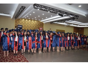 Lise Öğrencileri Kep Atarak Mezuniyet Heyecanı Yaşadı