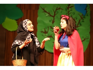 Çocuklara Özel Tiyatroda Renkli Görüntüler