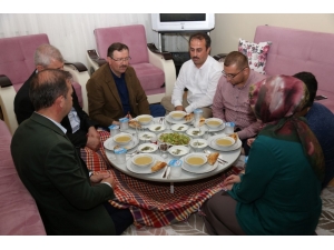 Ko-mek Hurması, Gönüllere Taht Kurdu