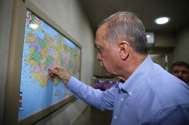 Erdoğan, Miting Tir'ındaki Haritada Gittiği İlleri Tek Tek İşaretliyor