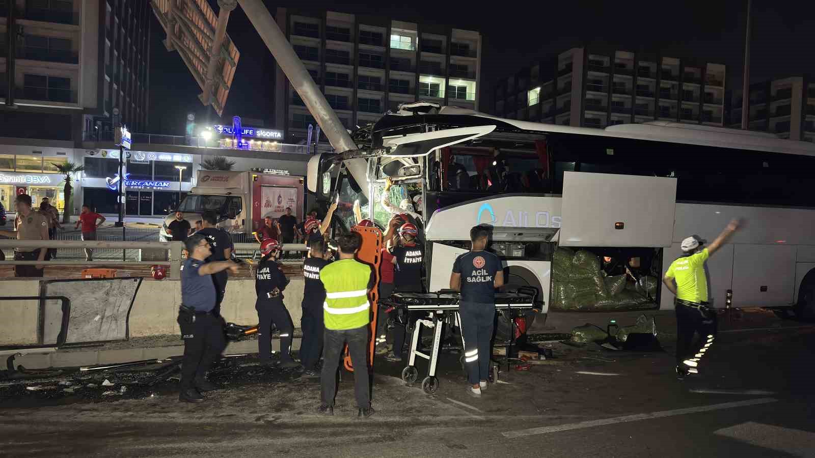 adana-da-yolcu-otobusu-alt-gecit-duvarina-carpti-11-yarali