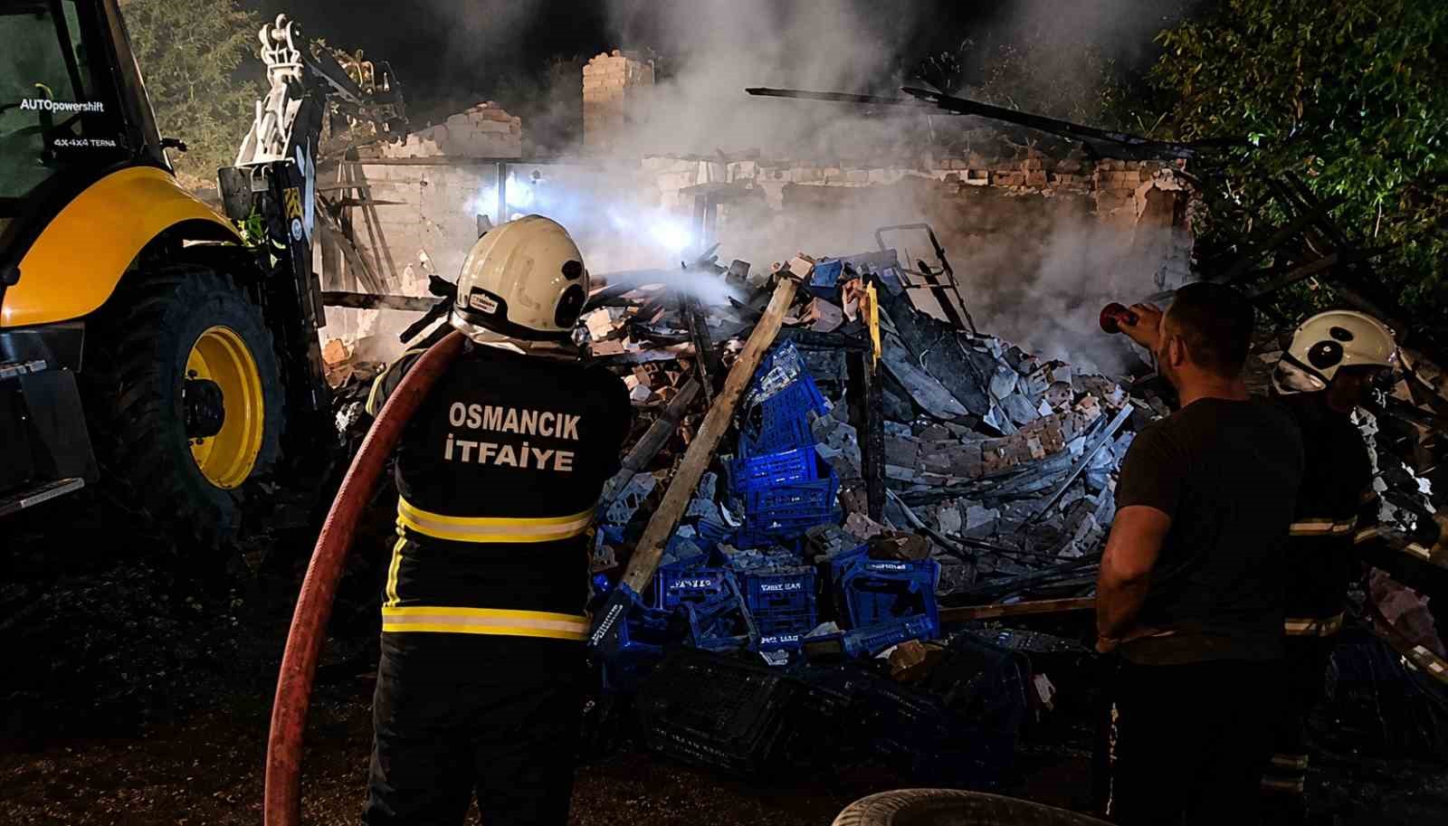 corum-da-metruk-bina-alevlere-teslim-oldu