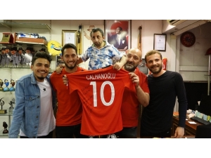 Hakan Çalhanoğlu İftarını ’Köksal Baba’yla Yaptı