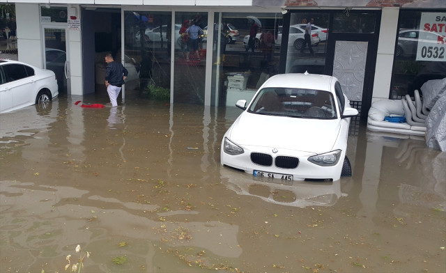 Ankara'da Aniden Bastıran Yağış, Yaşamı Olumsuz Etkiledi
