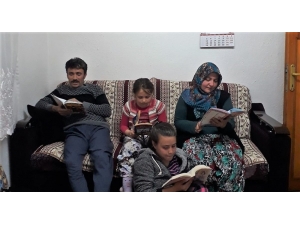 Balya’da Veliler Öğrencilerle Birlikte Kitap Okuyorlar