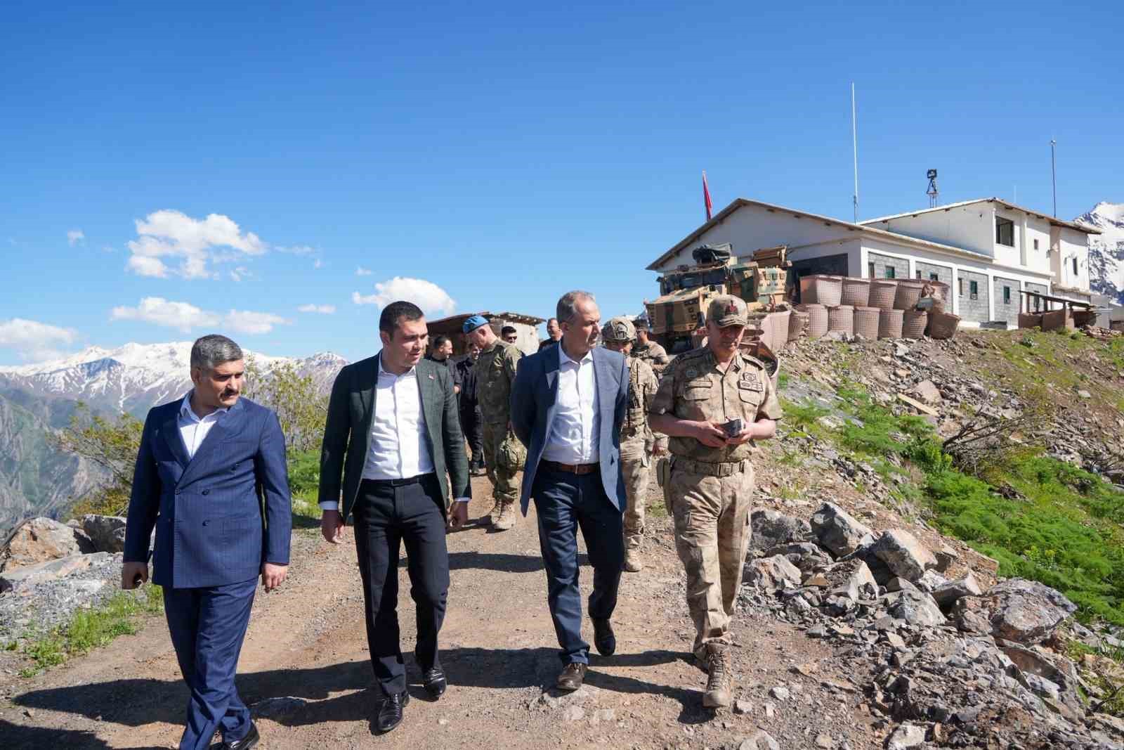 vali-tasyapan-guvenlik-gucleriyle-bir-araya-geldi