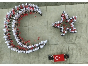 300 Lise Öğrencisi Bedenleriyle Türk Bayrağı Yaptı