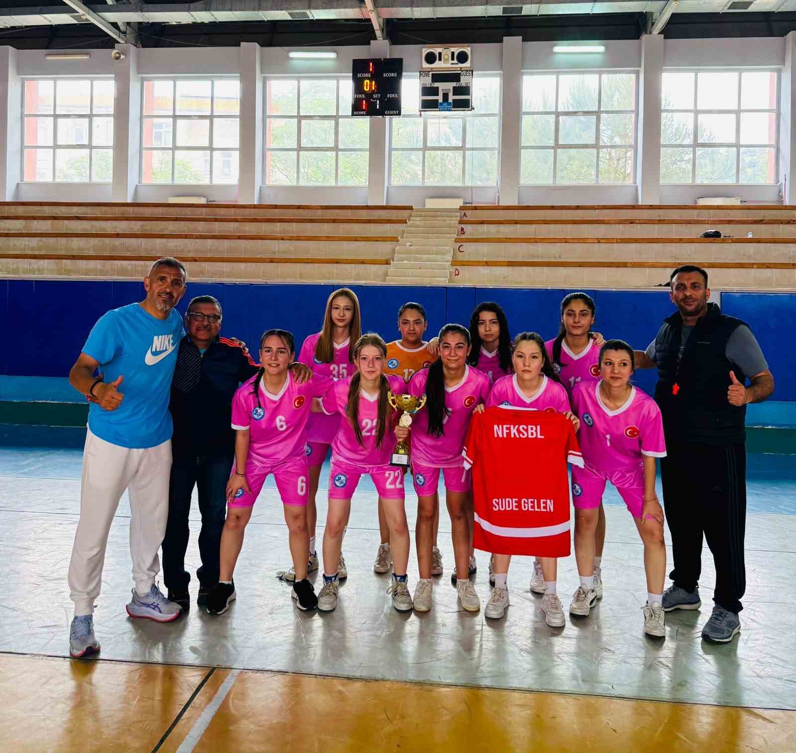 salihli-sosyal-bilimler-lisesi-nden-cifte-sampiyonluk