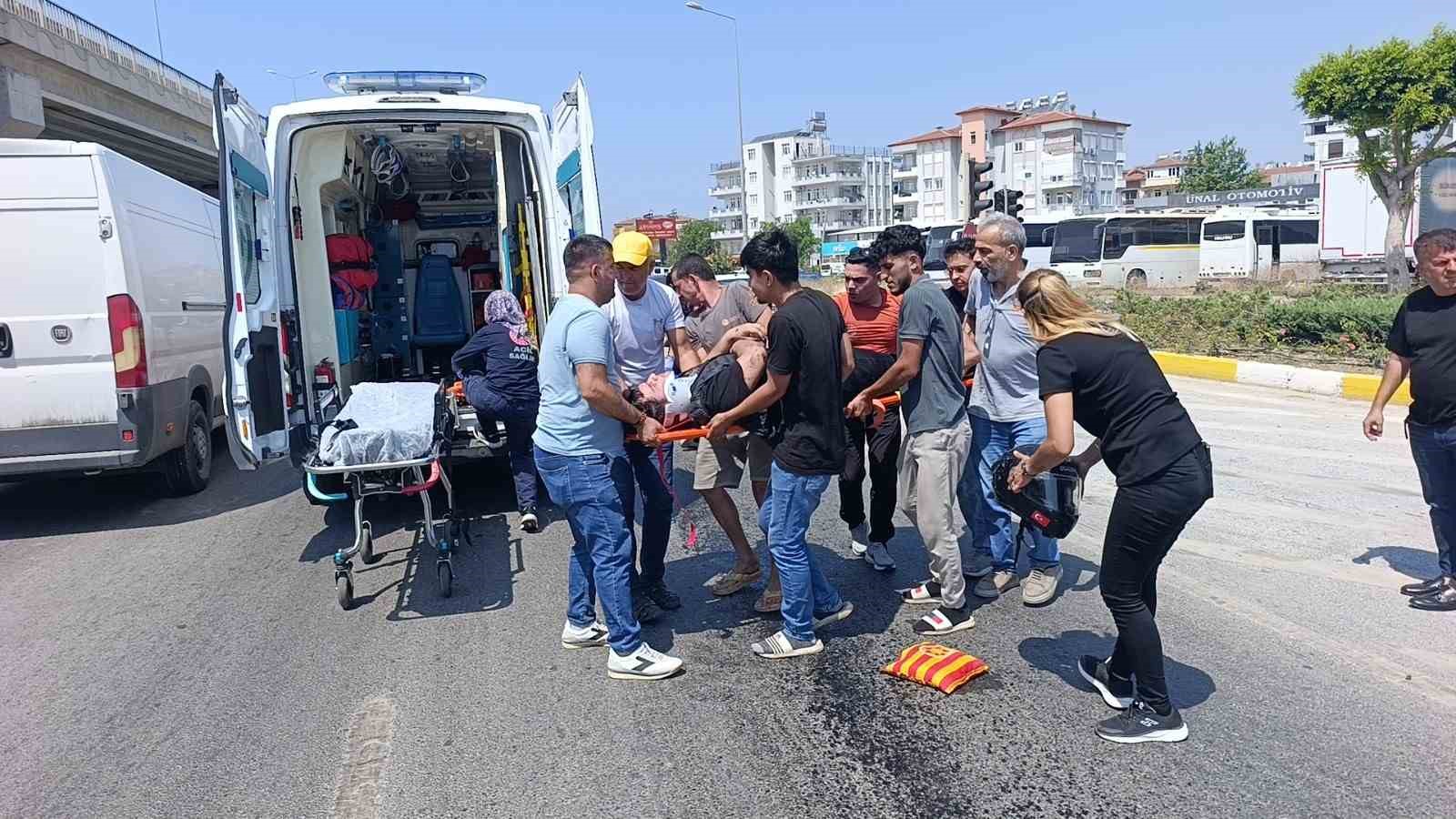 yag-dokulen-yolda-kayarak-50-metre-suruklenen-motosikletli-yaralandi