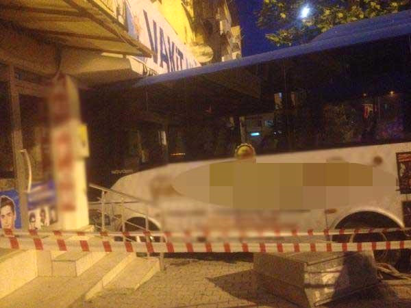 Kontrolden Çıkan Halk Otobüsü, Ak Parti Seçim Bürosuna Daldı