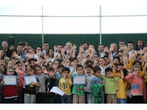 Minik Tenisçilerin Sertifika Heyecanı