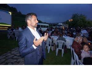 Dünyanın Merkezinde Tüm Gönüller Bir Arada