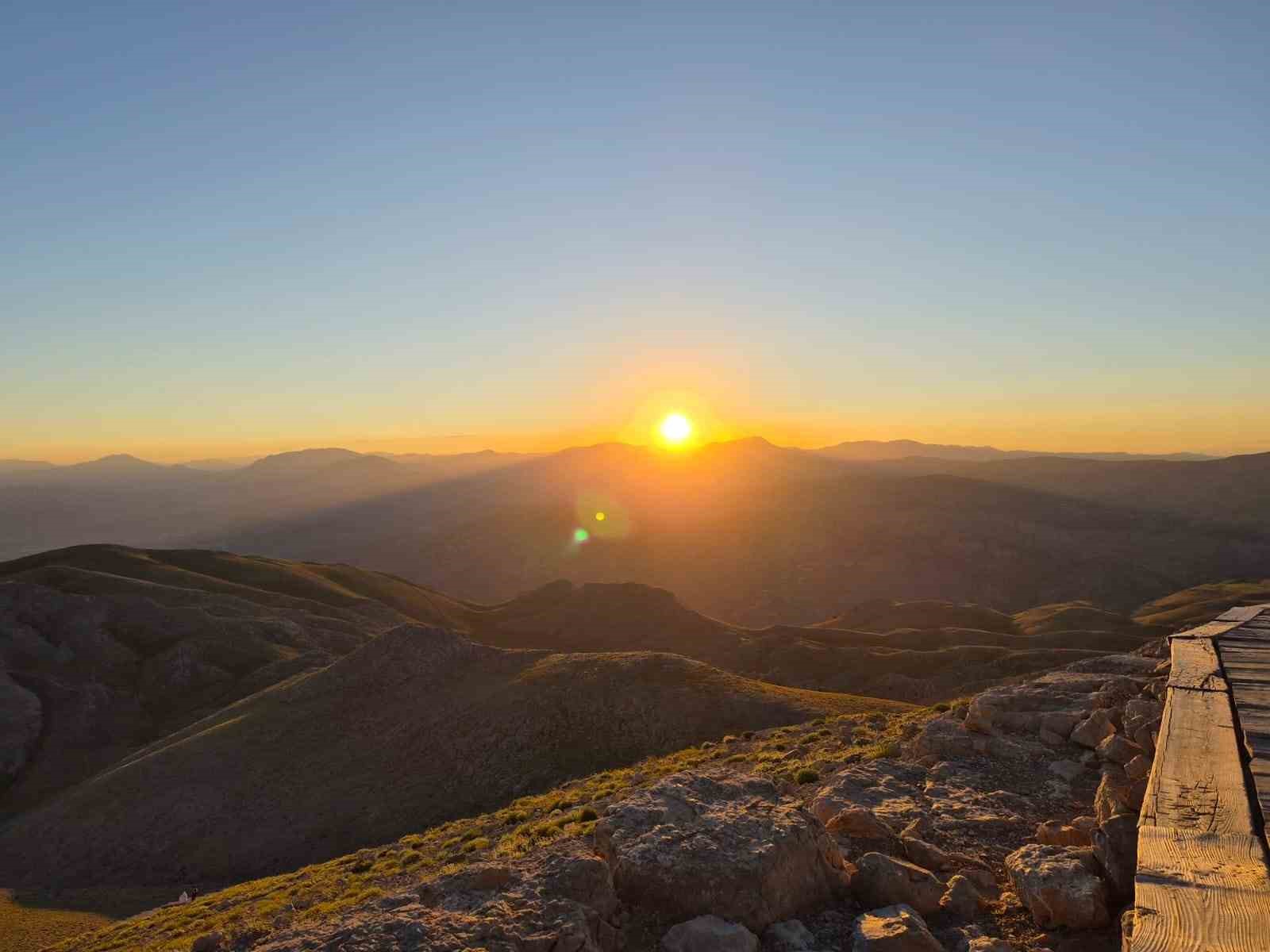 nemrut-dagi-nda-gun-dogumu-ve-gun-batimi-yogun-ilgi-goruyor