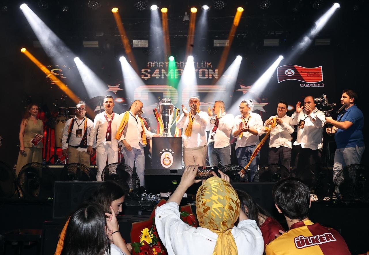 sampiyonluk-kupasi-denizli-deki-galatasaraylilarla-bulustu