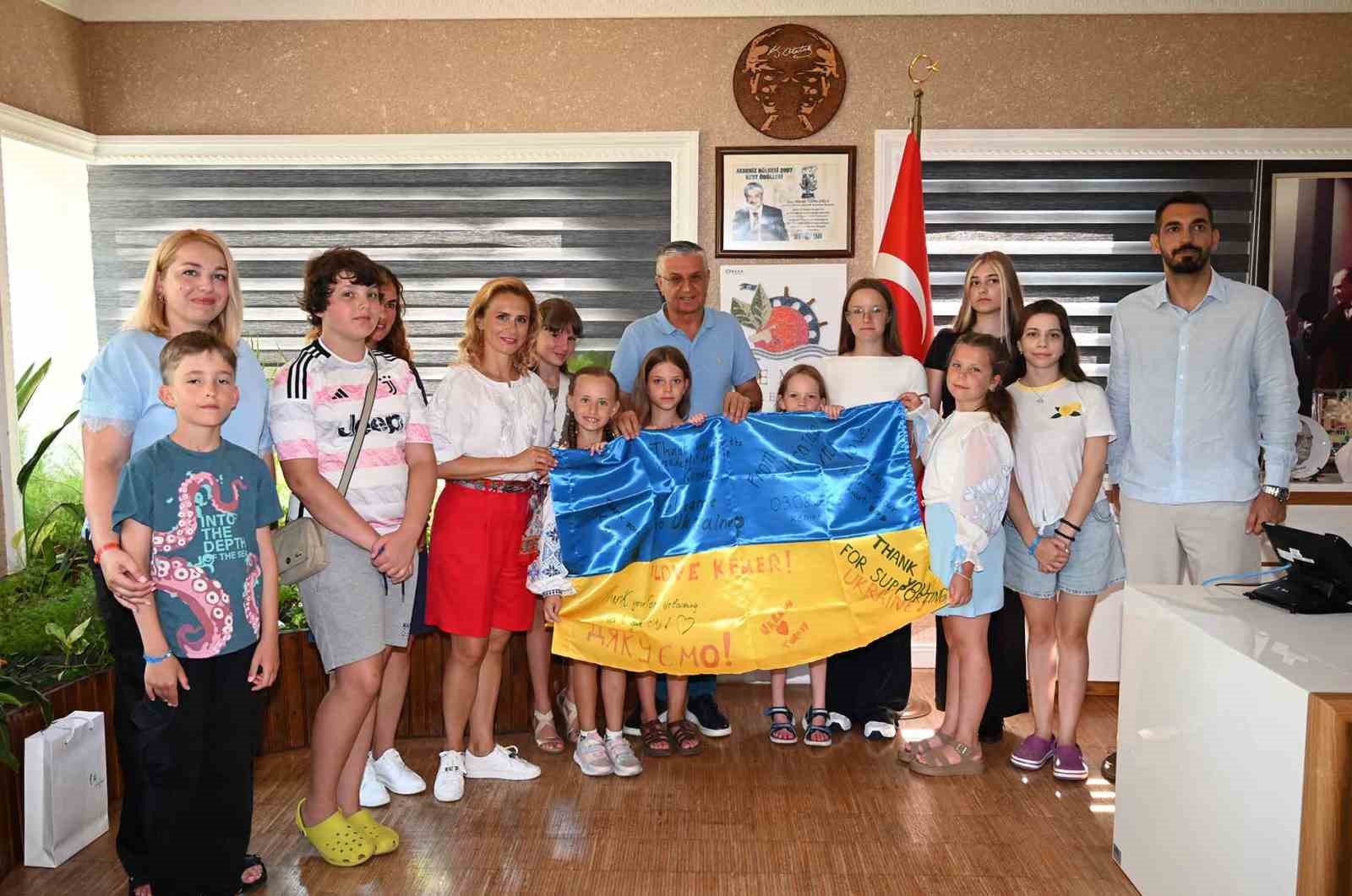ukraynali-cocuklar-kemer-de-moral-depoladi