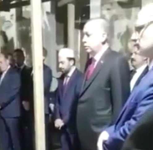 Cumhurbaşkanı Erdoğan, Fatih Sultan Mehmet'in Kabri Başında Kur'an-I Kerim Okudu