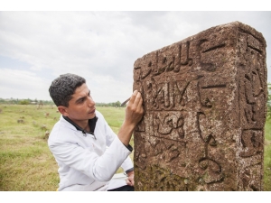 Tarihi Mezar Taşları Ayağa Kaldırılıyor